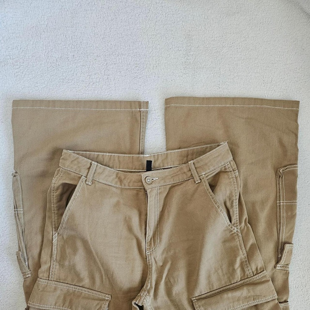 Divided H&M cargo pants with white stitching wideleg